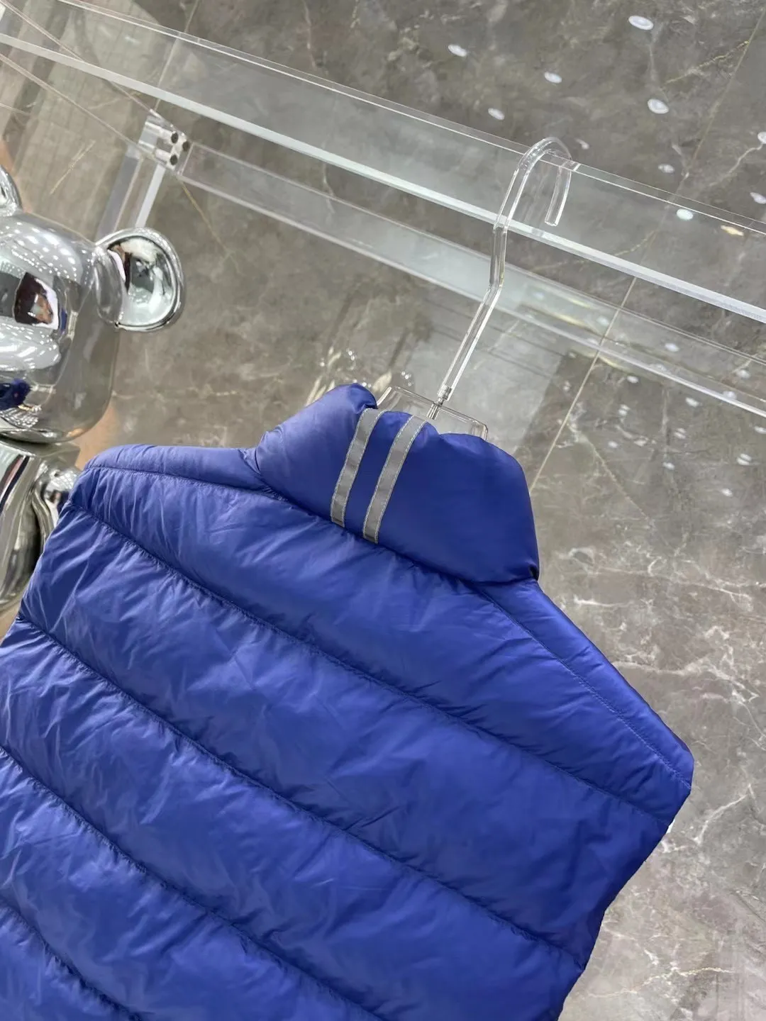 P480 top version Canadian brand vest new model Canada Goose has always been recognized as the warmest down jacket. Various Instagram celebrities, Internet celebrities, and celebrities often wear it for street photos. I make Canada Goose every year, but I still can’t get rid of my love for it. No matter how cold the days are, there is no need to be afraid, because there is! Filled with 90% white duck down, it is the legendary warmest down jacket and is known as a must-have for Arctic outdoor sports! The most popular down jacket in the world, celebrities are rushing to buy it, it is a must-have! Same style for men and women Size: xs ~ xxl